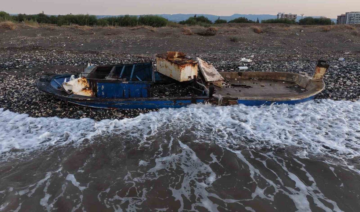 Mersin'de fırtına caretta caretta yuvalama alanına batık tekne getirdi