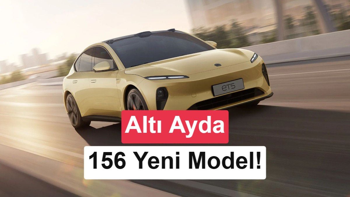 Çin'de elektrikli araç fuarı veya üretim bandından bir görüntü.