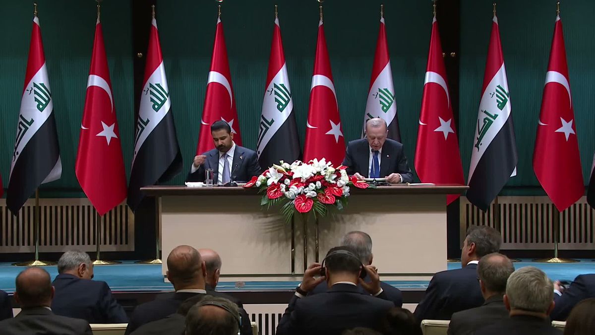 Cumhurbaşkanı Recep Tayyip Erdoğan açıklama yaparken