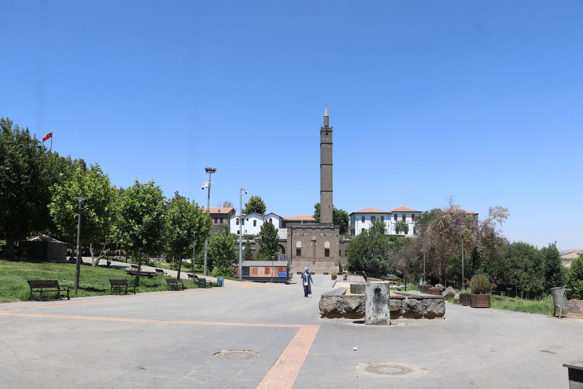 Diyarbakır'da 40 dereceyi aşan sıcaklıklar nedeniyle boşalan tarihi sokaklar