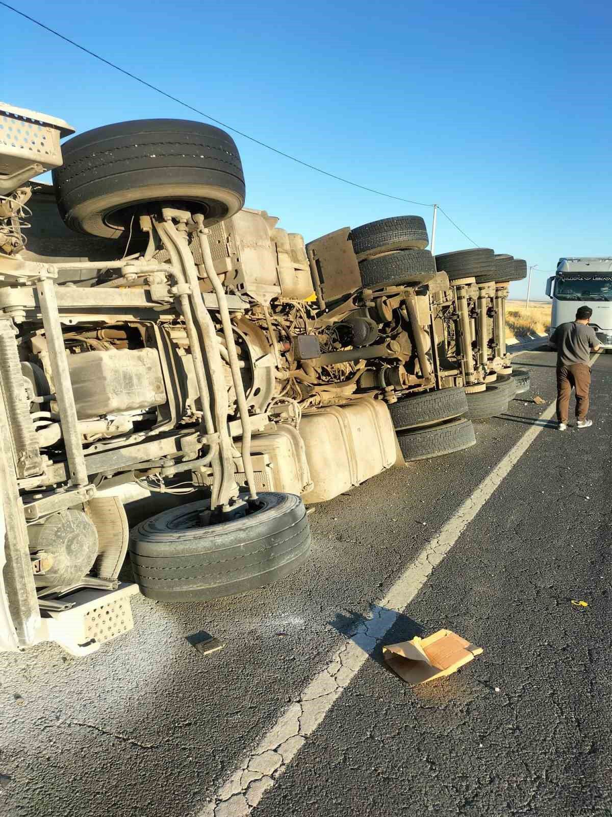 Tır şarampole devrildi: 1 yaralı