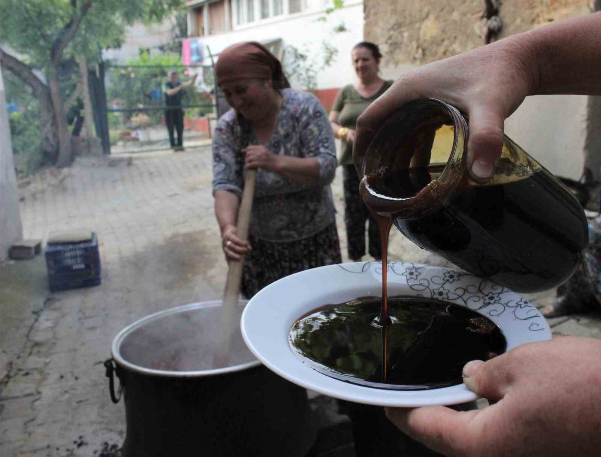 Kemaliye'de geleneksel yöntemlerle dut pekmezi üretimi başladı