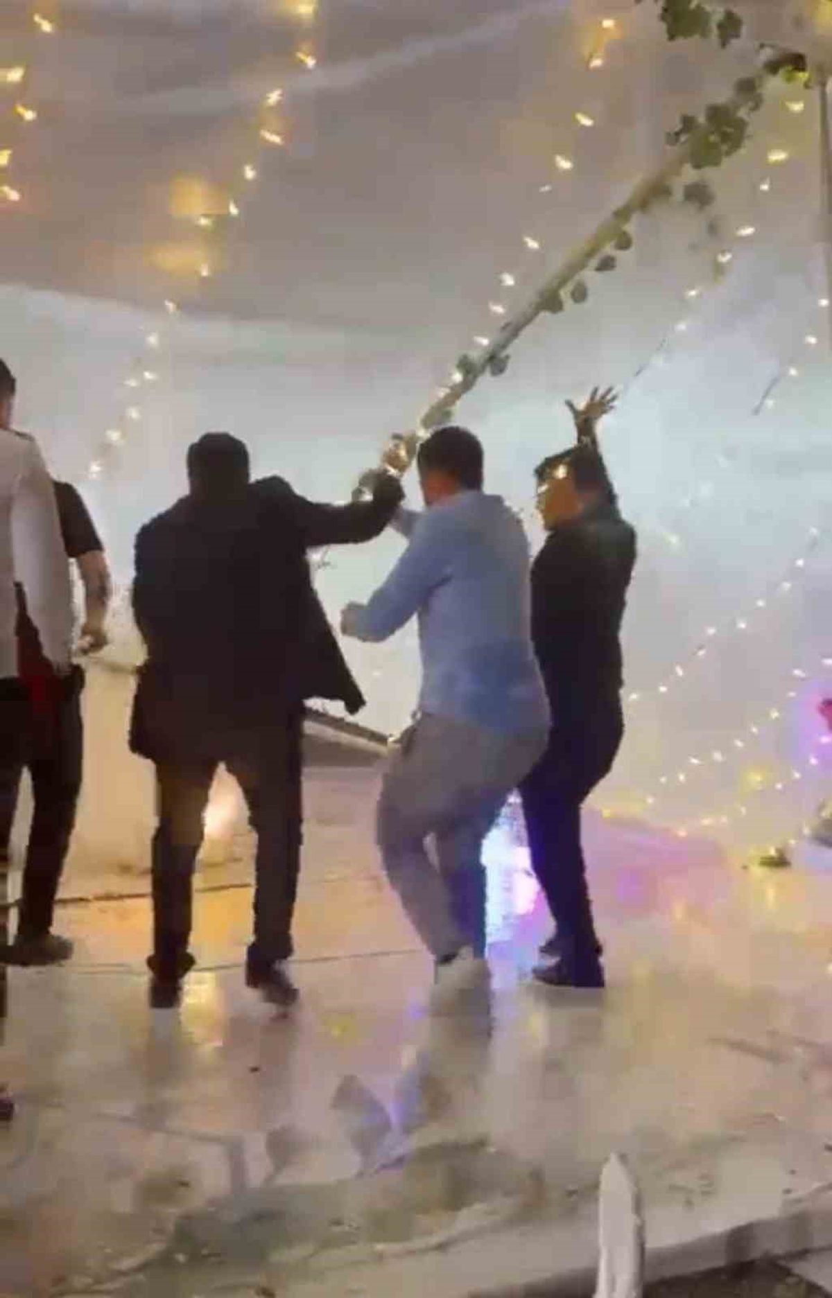 Samsun'da sağanak düğünde tente çöktü