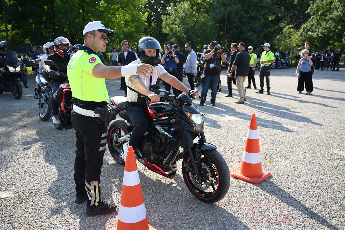 Edirne'de motosikletlilere güvenli sürüş eğitimi