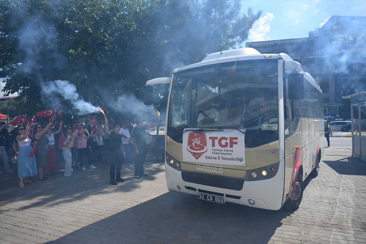 Minik güreşçilere meşaleli karşılama