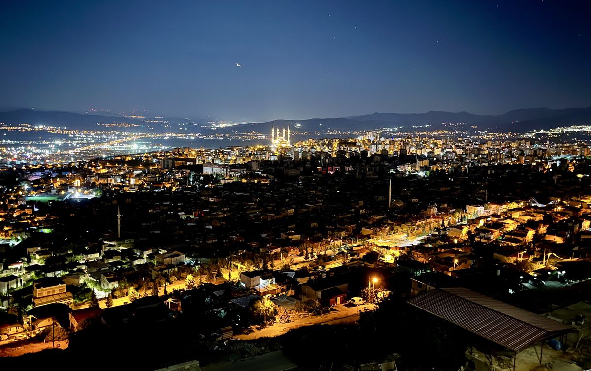 Kahramanmaraş'ta patlayan elektrik trafosundan çıkan yangın söndürülüyor.