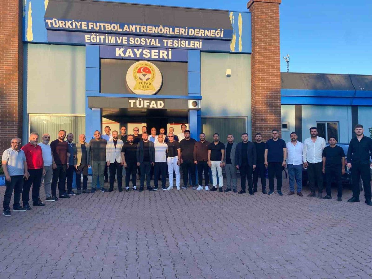 Erciyes 38 FK yönetim kurulu üyeleri genel kurul sonrası bir araya geldi.