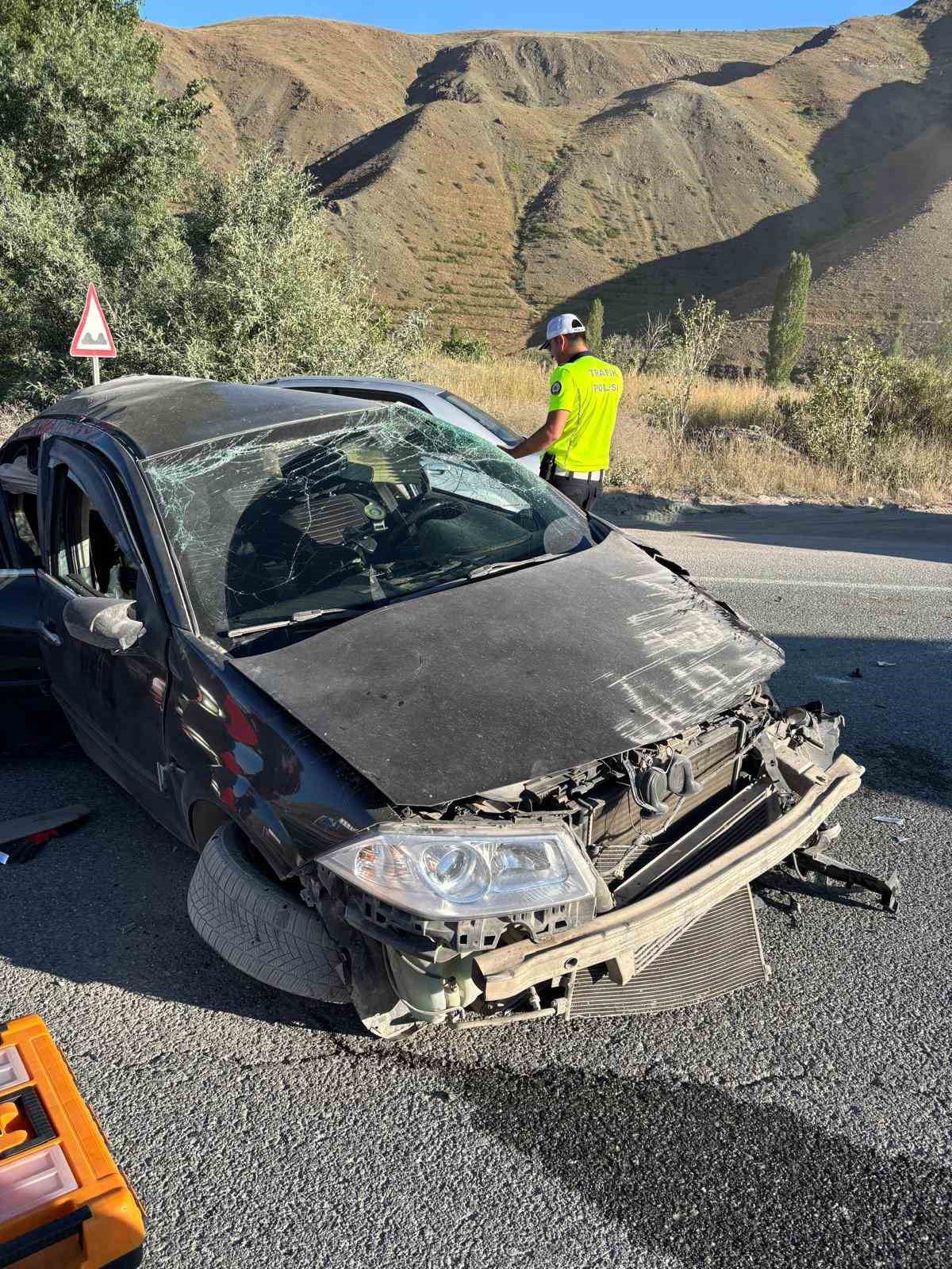 Erzincan-Sivas Karayolunda Takla Atan Otomobilde 3 Kişi Yaralandı
