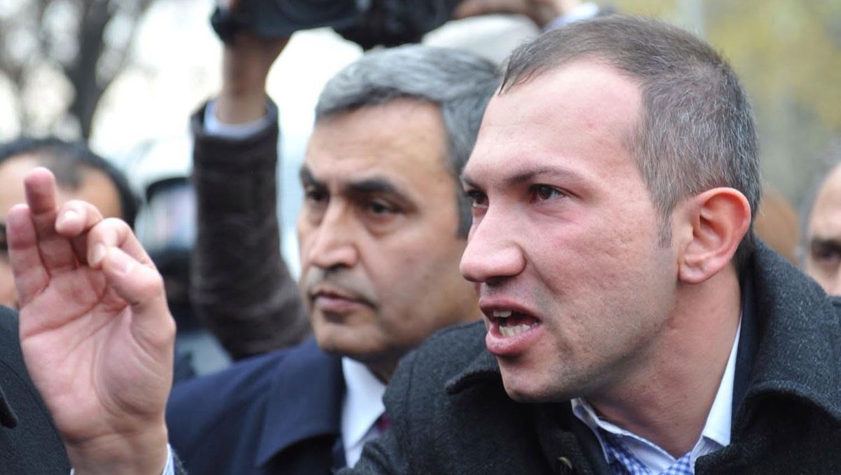 Eski CHP Gençlik Kolları Genel Başkanı İrfan İnanç Yıldız'ın parti binasında çekilmiş bir fotoğrafı.