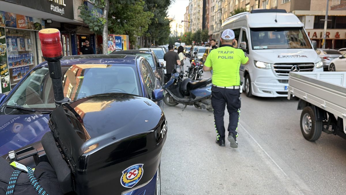 Tepebaşı'nda motosiklet kazası: 1'i polis 2 yaralı