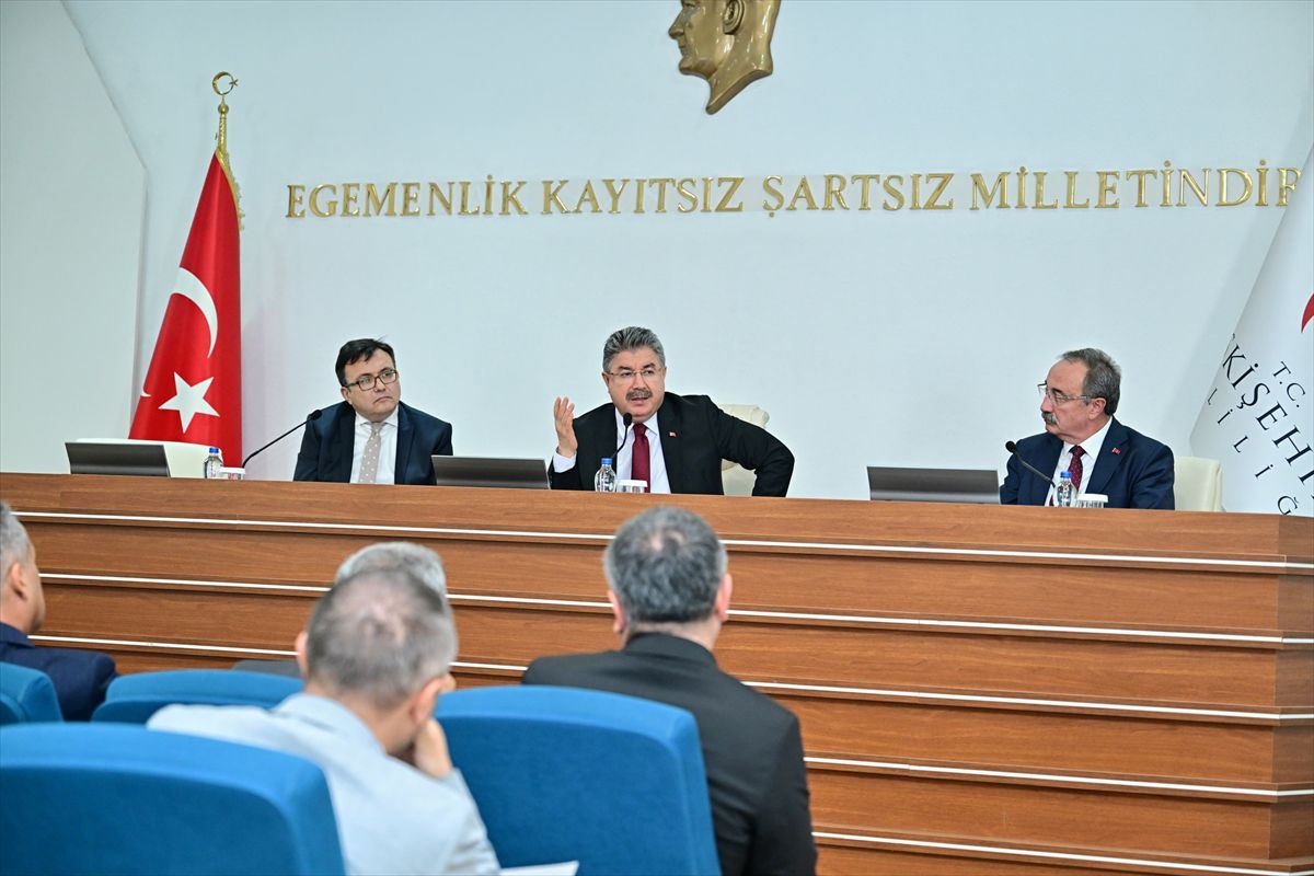 Eskişehir Valisi Erdinç Yılmaz başkanlığında sağlık hizmetleri değerlendirme toplantısı yapılıyor.