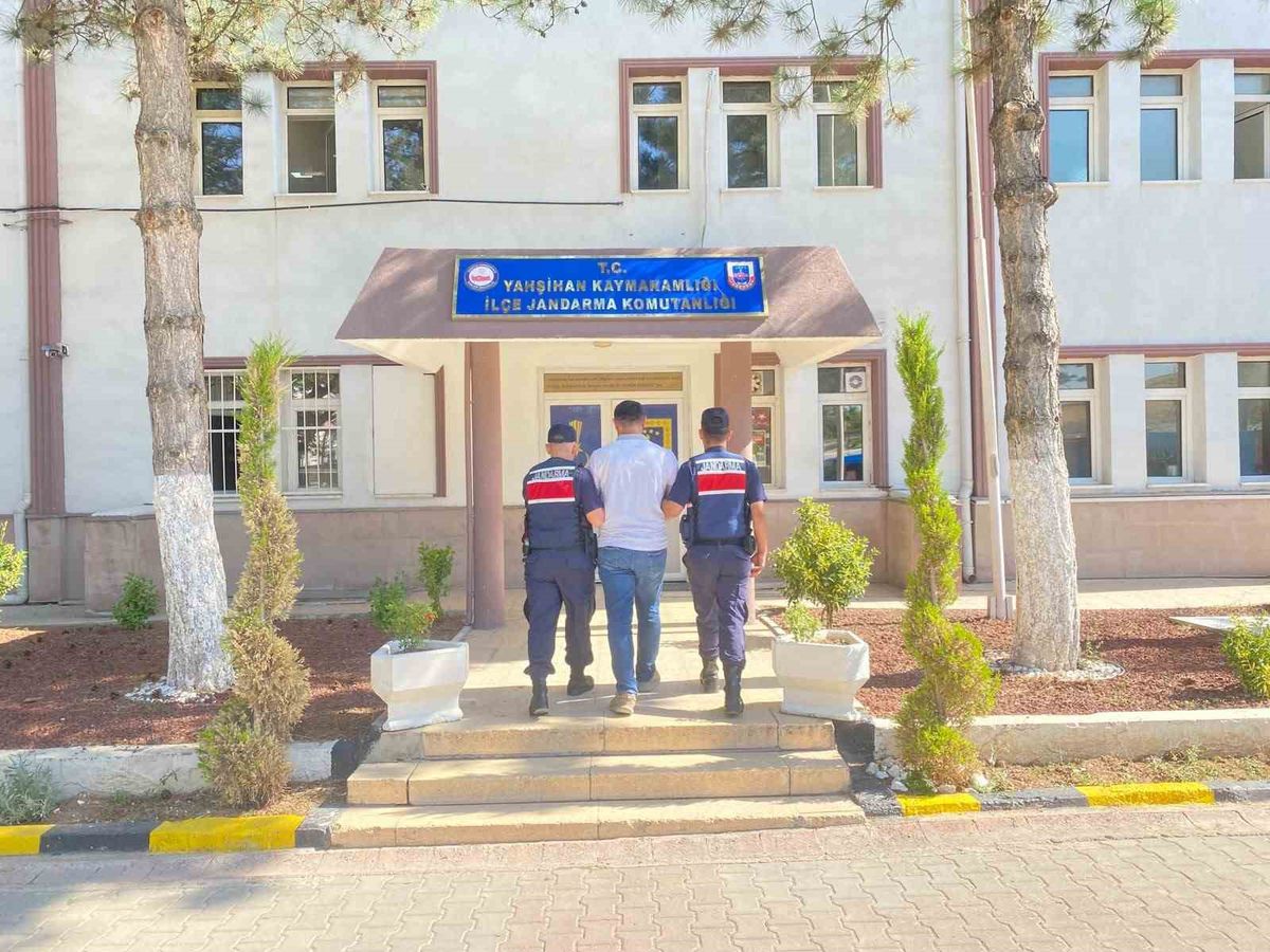 Kırıkkale'de FETÖ'den aranan eski subayın yakalanmasına ilişkin operasyon.