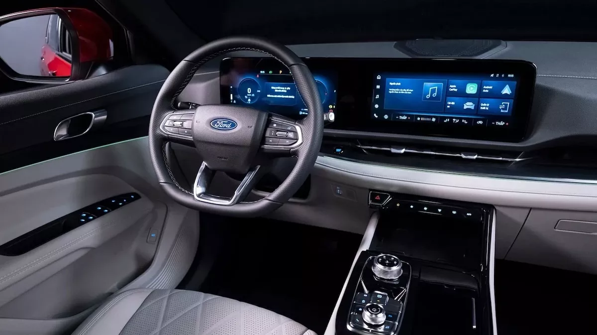 Ford logosu ve Apple Haritalar arayüzünü gösteren bir görsel.