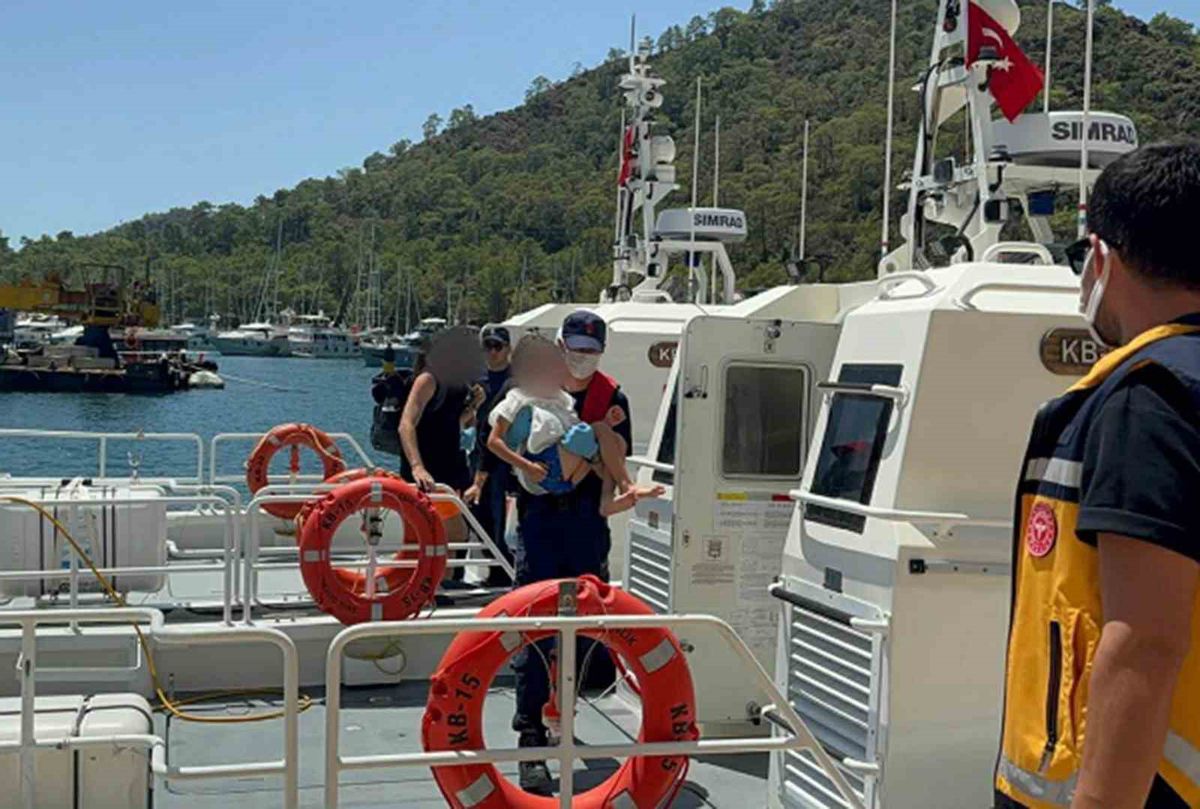 Sahil Güvenlik botunun bir gezi teknesine yanaşarak tıbbi tahliye gerçekleştirdiği an.