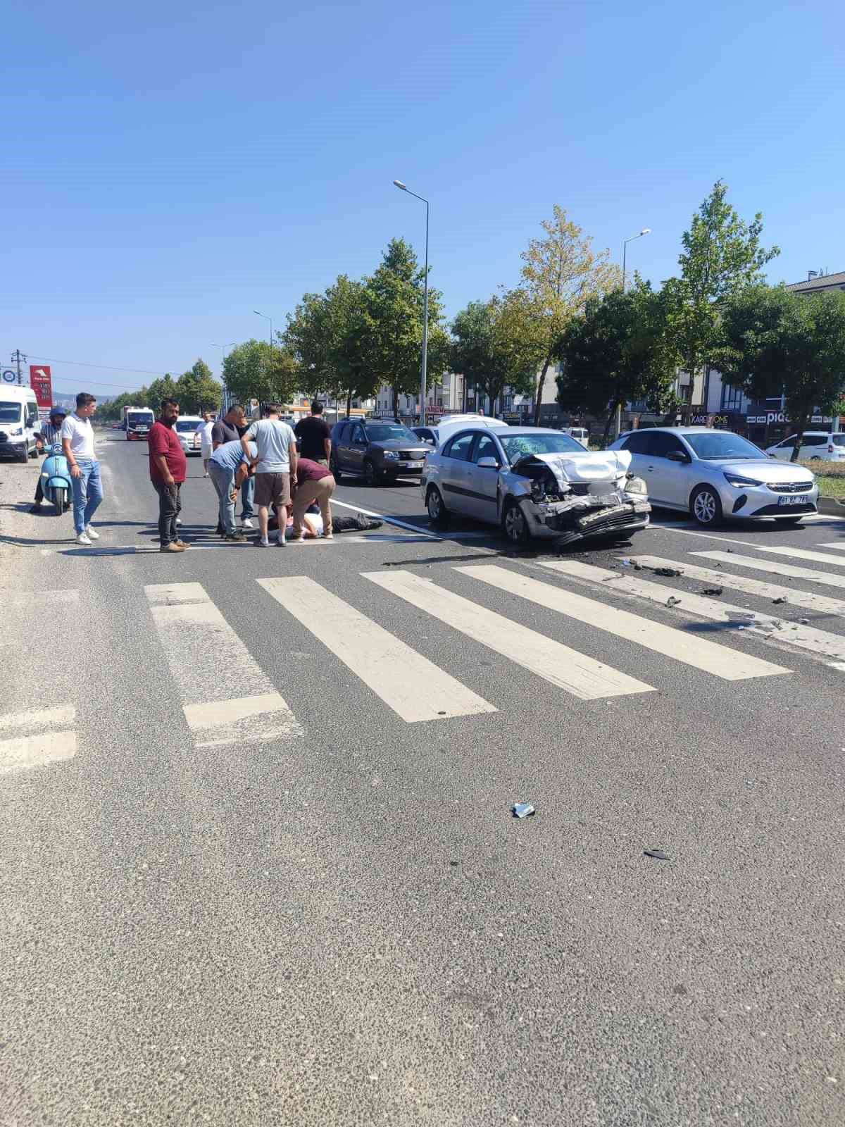 Düzce'de Işıklı Kavşakta Çarpışma: 1 Yaralı