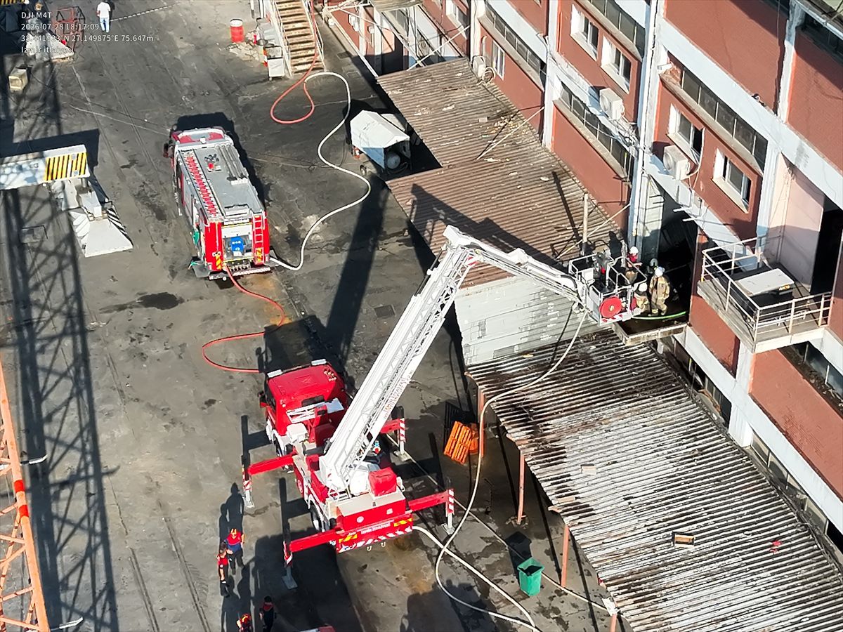İzmir Limanı'ndaki binada çıkan yangın söndürüldü