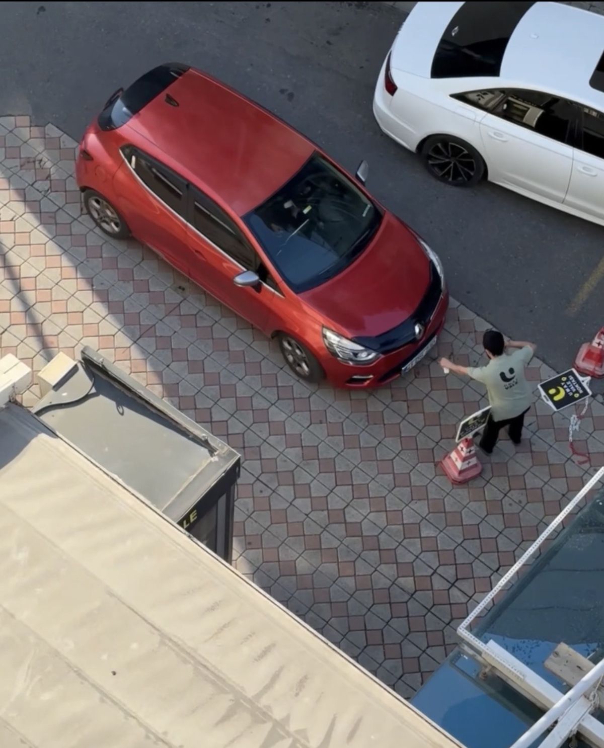 Kağıthane'de Otopark Ücreti Tartışması: Sürücü Aracını Valenin Üzerine Sürdü