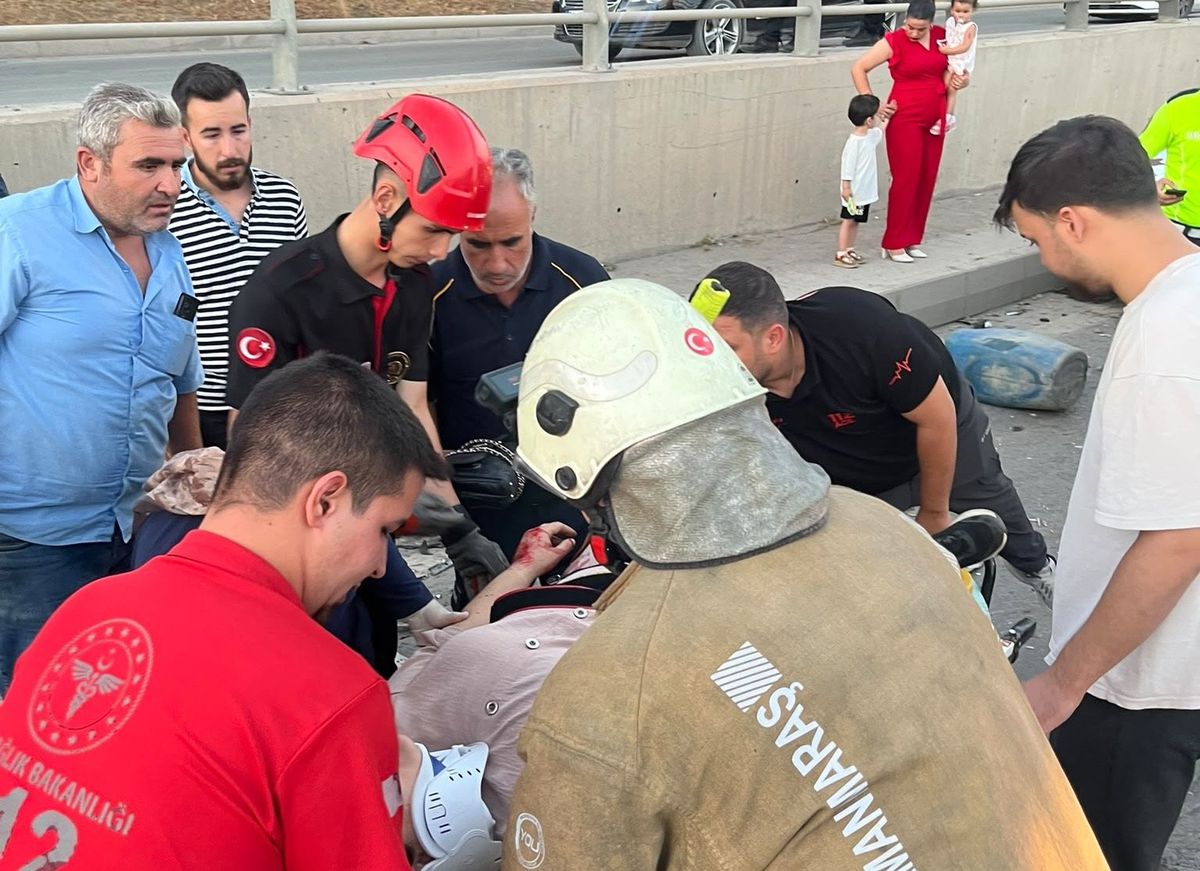 Kahramanmaraş'ta meydana gelen zincirleme trafik kazasında polis ve sağlık ekipleri olay yerinde.