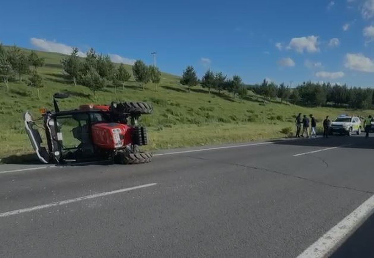 Ardahan-Kars kara yolunda devrilmiş bir traktör ve çevresinde inceleme yapan ekipler.