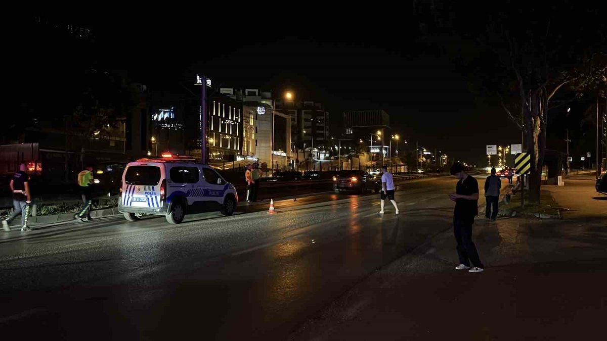 Bursa'da yolun karşısına geçmeye çalışan bir yayaya otomobil çarpıyor.