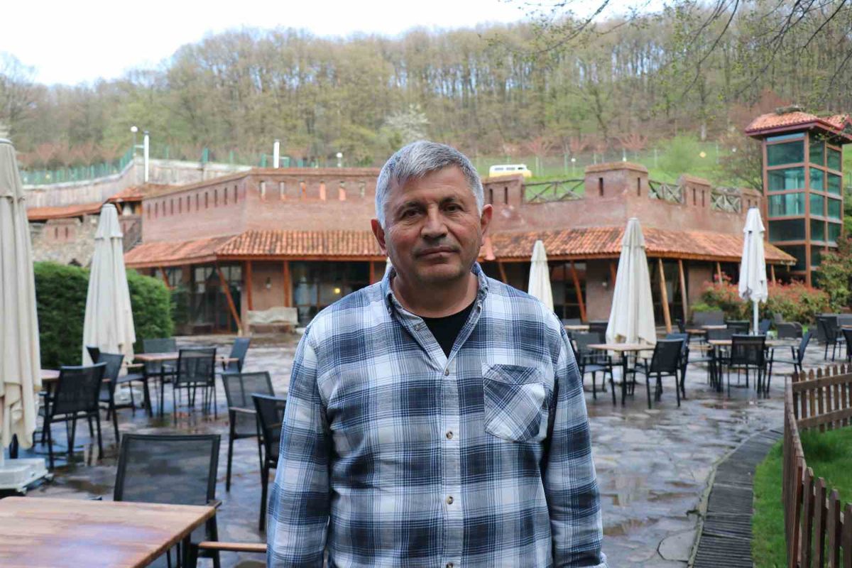 Bolu'da orman arazisine kaçak yapıldığı belirlenen bir otelin iş makineleriyle yıkıldığı anı gösteren görsel.