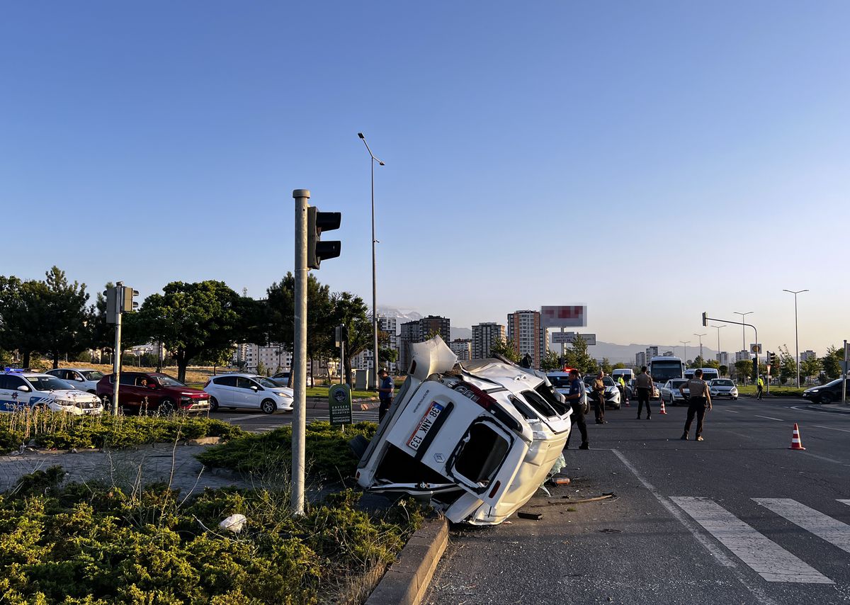Kayseri'de trafik kazası sonrası olay yeri.