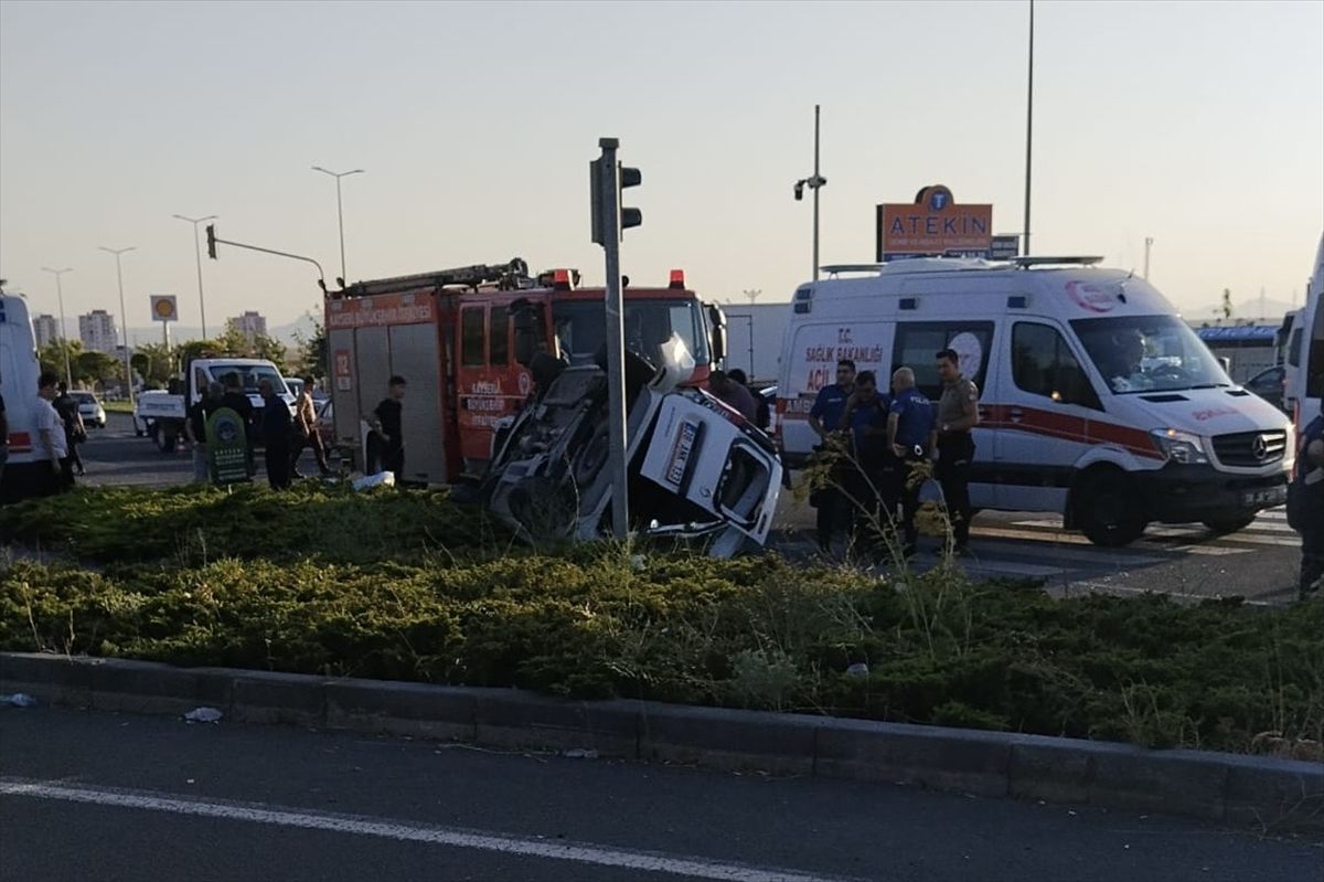 Kayseri'de otomobil ile hafif ticari aracın çarpıştığı kazada 4 kişi yaralandı