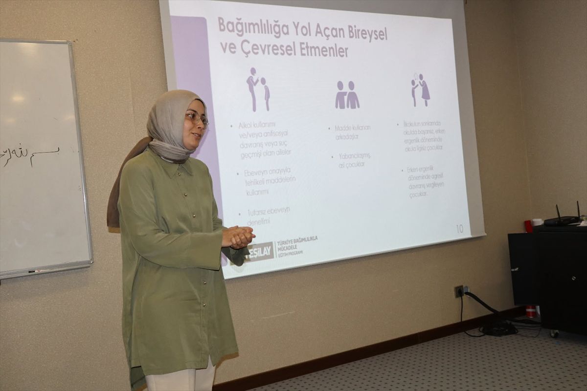 Kırıkkale İl Müftülüğü'nde madde bağımlılığı semineri düzenleniyor.