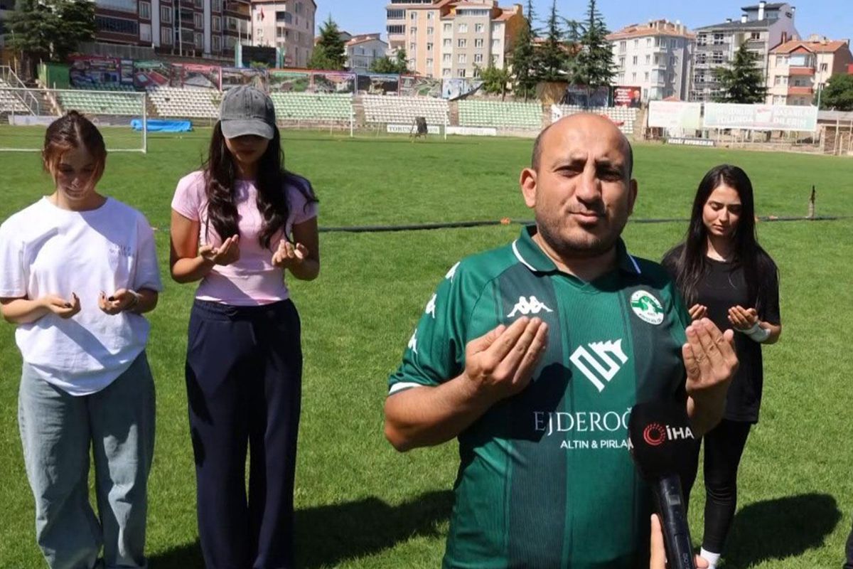 Kırşehir Futbol Kulübü amigusu ve taraftarlar Ahi Stadı'nda dua ederken