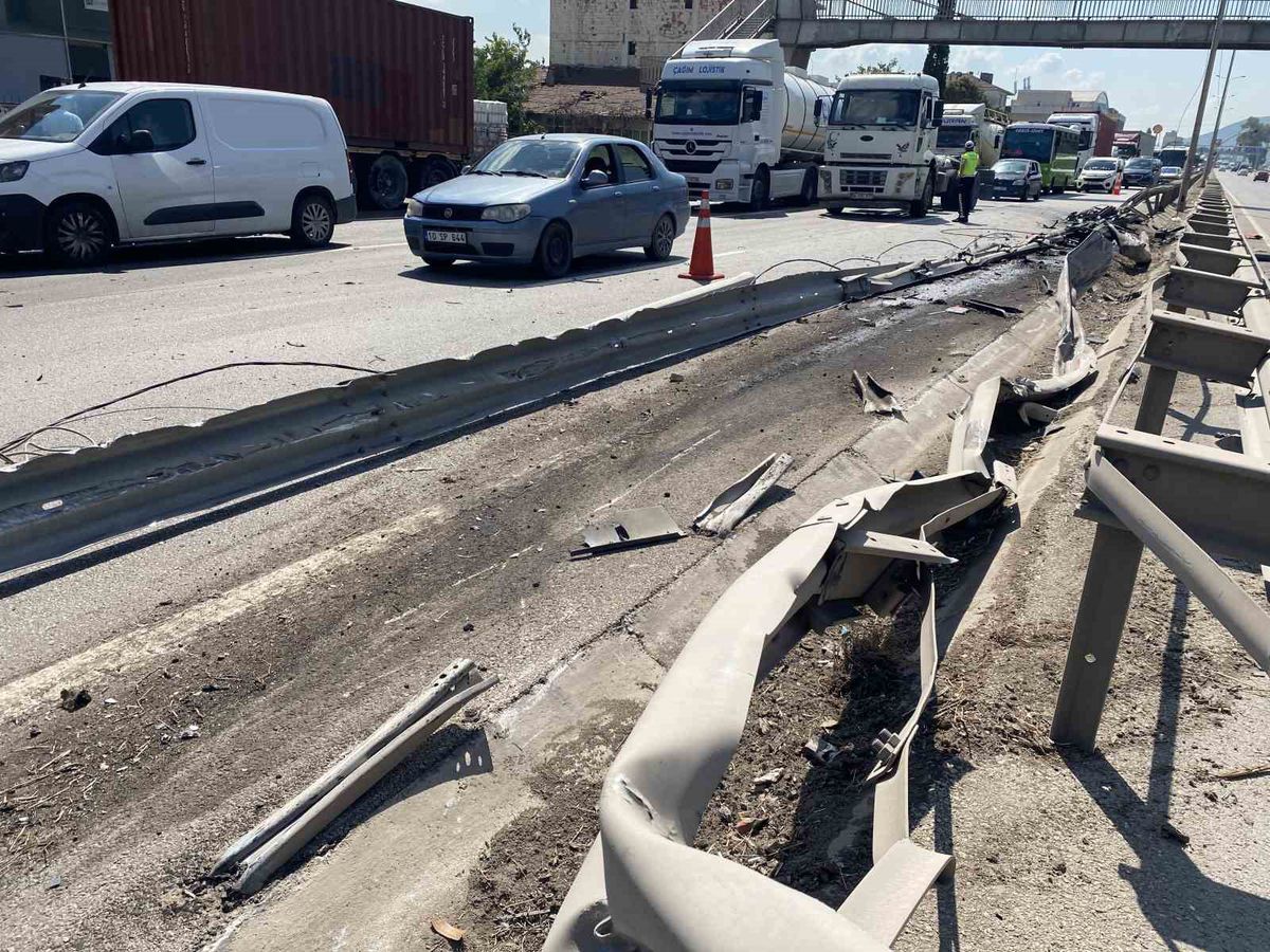 Körfez'de kontrolden çıkan tır karşı şeritteki tırla çarpıştı