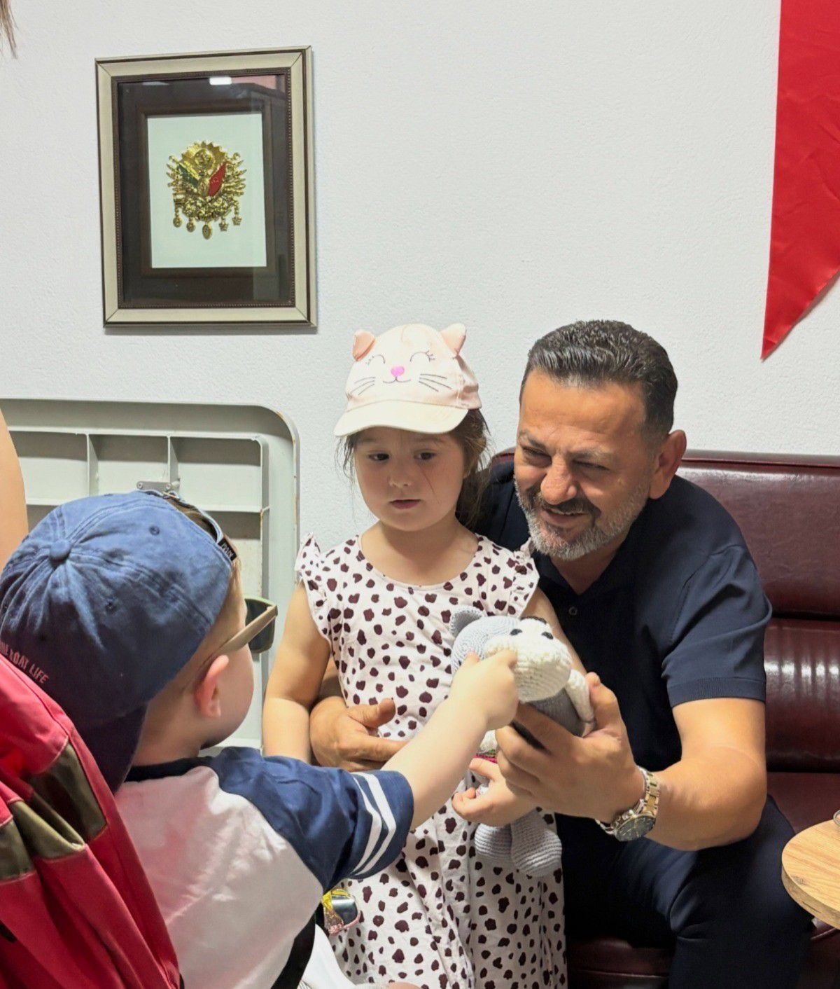 Bilecik'te Müdür İlhan'dan personelin çocuklarına makamında özel ilgi