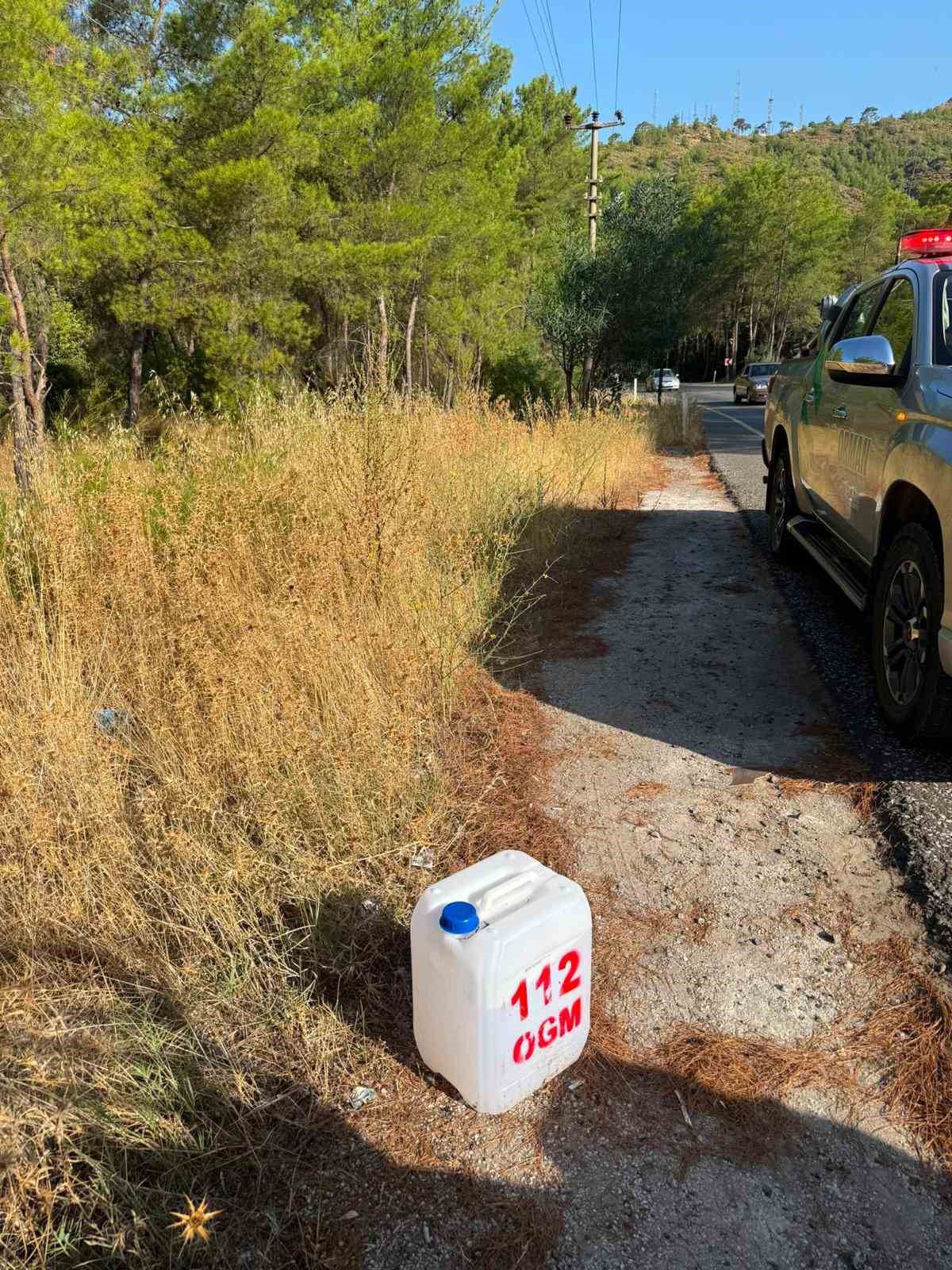 Marmaris'te yol kenarlarına su dolu yangın bidonları