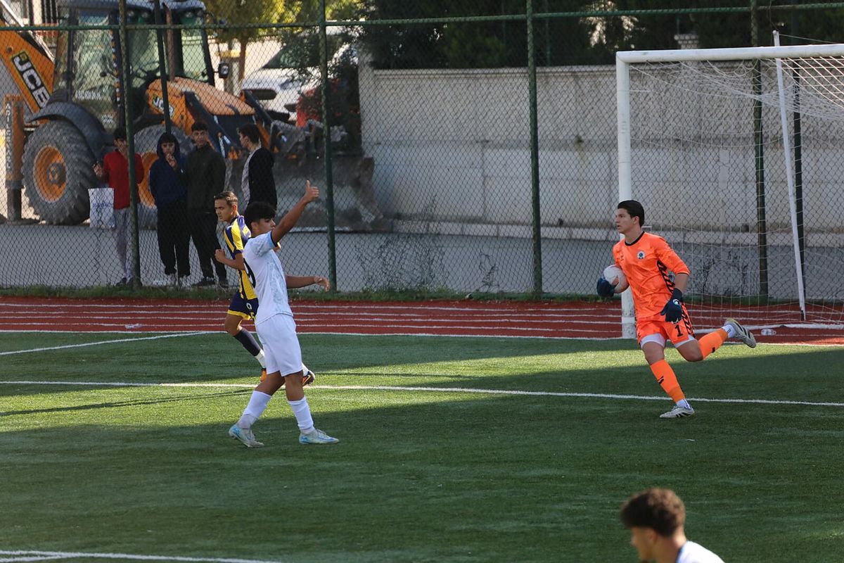 Menemen FK, 17 yaşındaki kalecisi Alp Özge ile profesyonel sözleşme imzaladı