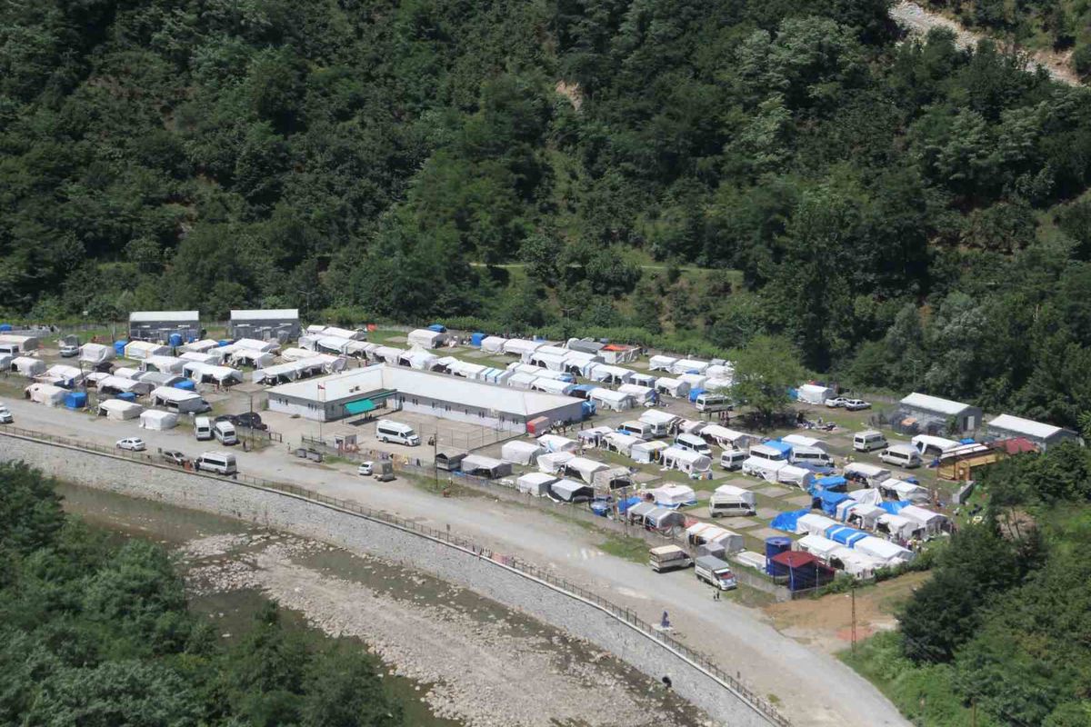 Mevsimlik tarım işçileri için Ordu'da kurulan çadır konaklama alanı.