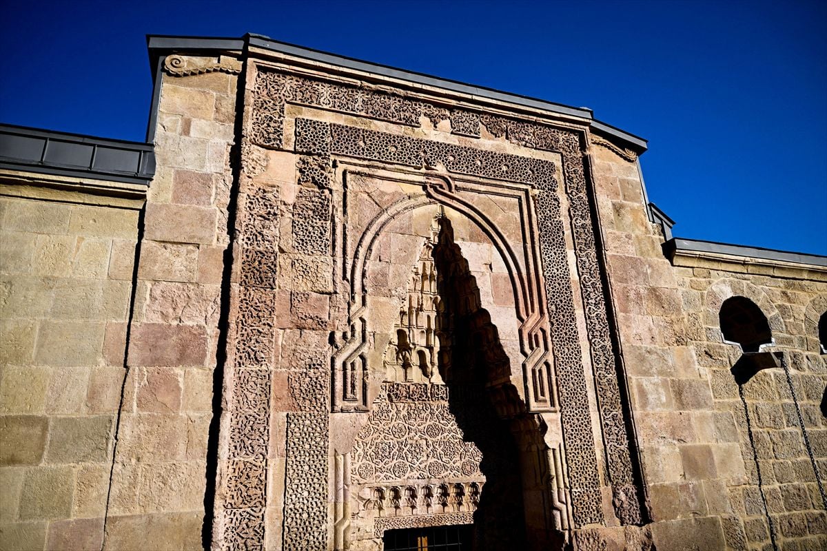 Divriği Ulu Camii ve Darüşşifası'nın Kapılarındaki Gölge Oyunları Ziyaretçileri Büyülüyor