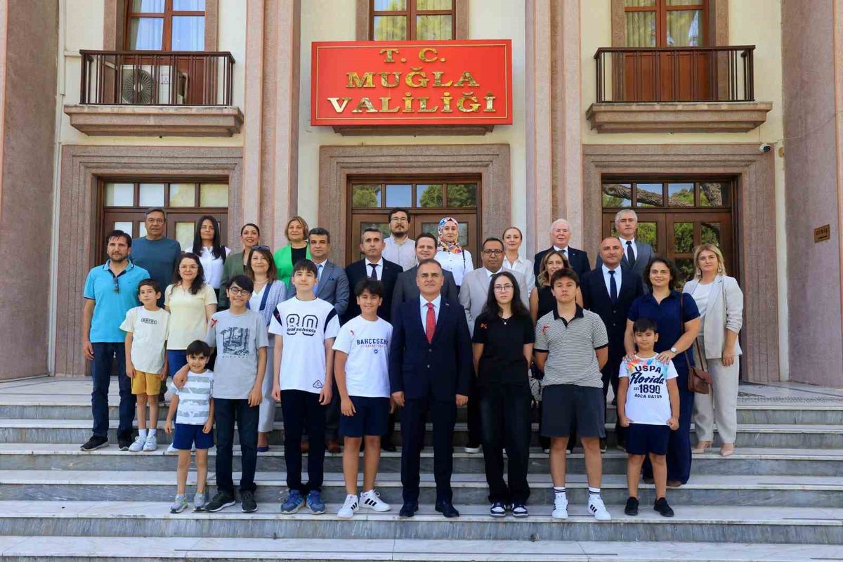 Muğla Valisi Dr. İdris Akbıyık, LGS'de 500 tam puan alan öğrencilere altın takarken