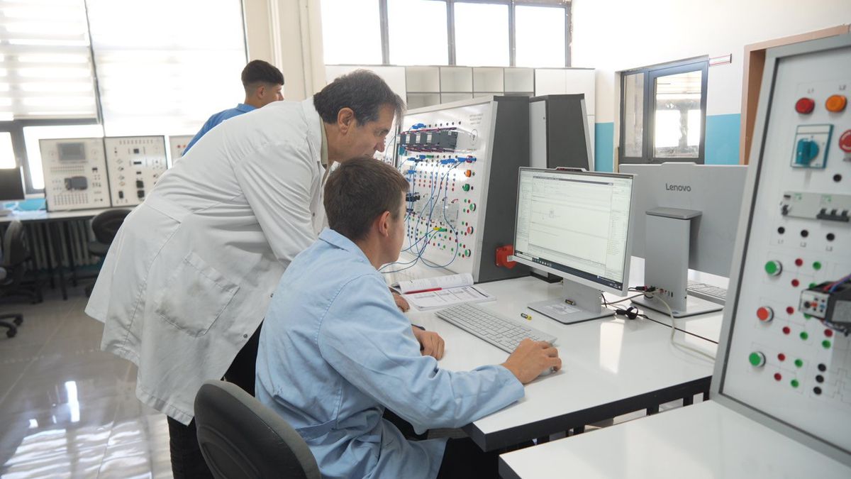 Niğde Şehit Fazıl Doğruöz Mesleki ve Teknik Anadolu Lisesi'nde bir öğrencinin atölyede çalıştığı an.