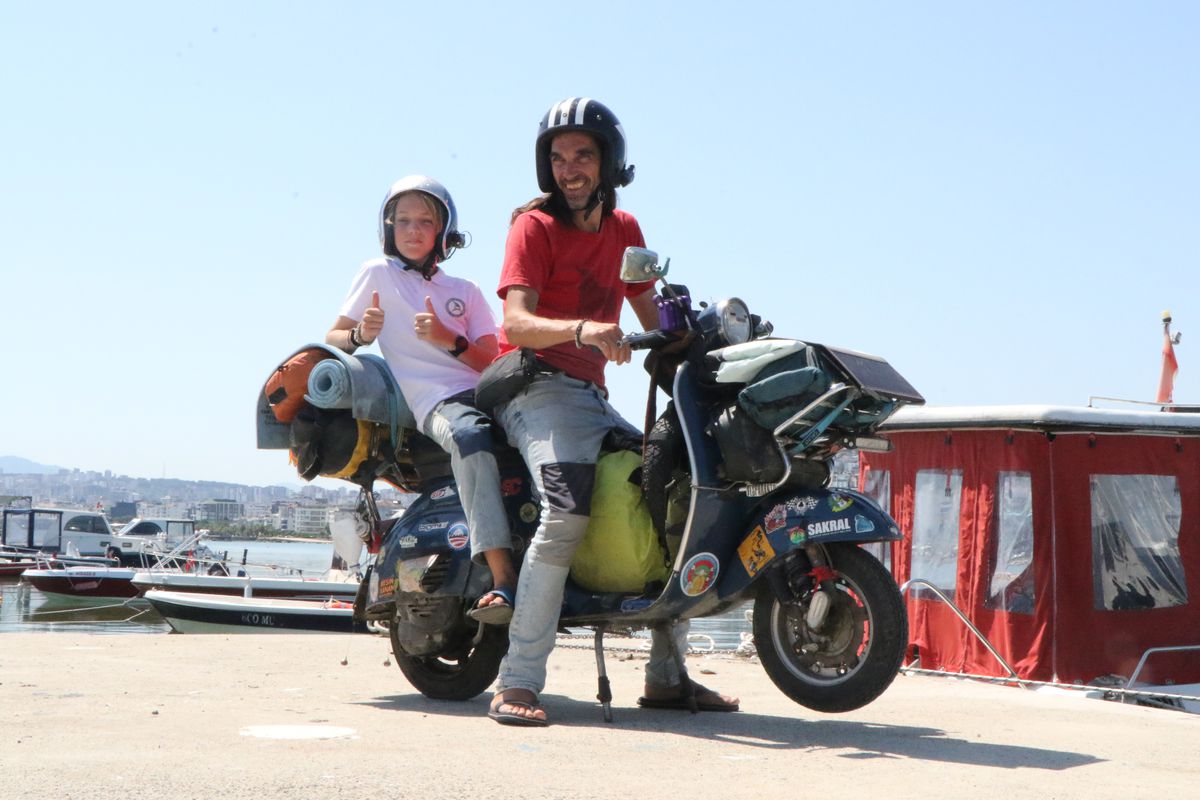 Avustralyalı baba-oğul motosikletle dünya turunda Samsun'da misafirperverlikle karşılaştı