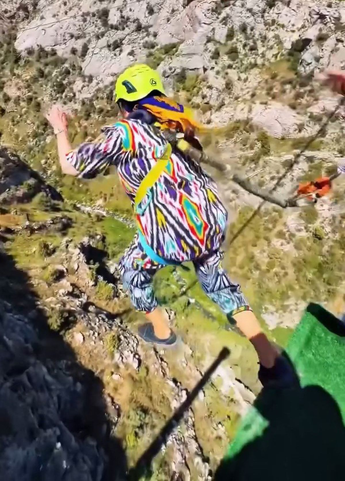 80 yaşında dönme dolaba tırmanıp halatla atladı