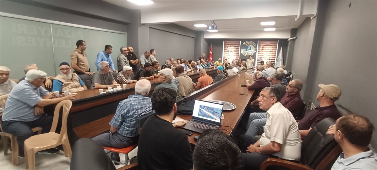 Bilecik Pazaryeri'nde planlanan bölünmüş yol projesi için hak sahiplerine yönelik bilgilendirme toplantısı.