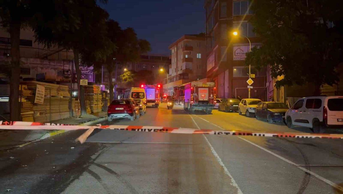 Pendik'te deterjan üreten bir fabrikada çıkan yangına müdahale eden itfaiye ekipleri.