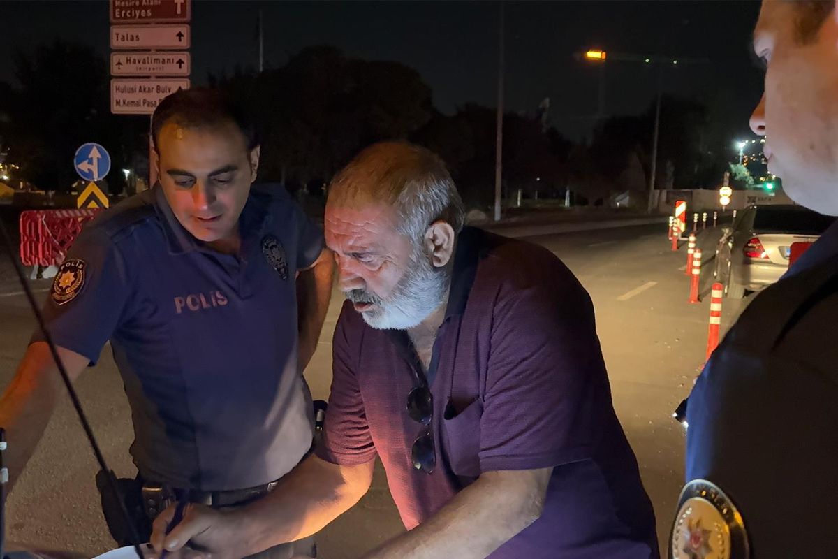 Kayseri'de polis kontrolü sırasında dur ihtarına uymayan alkollü sürücü yakalandı.