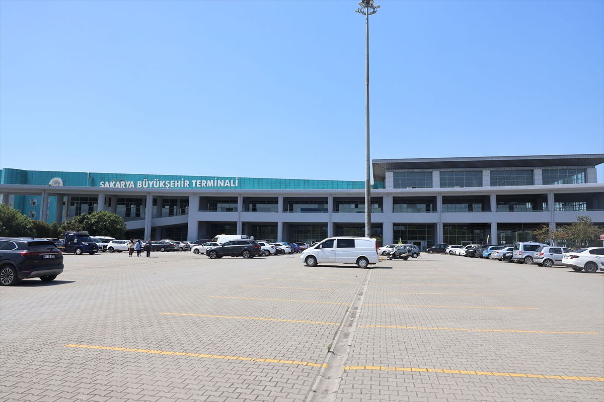 Sakarya şehirlerarası otobüs terminaline takılan otomatik kapılar ve etkinlik tırı