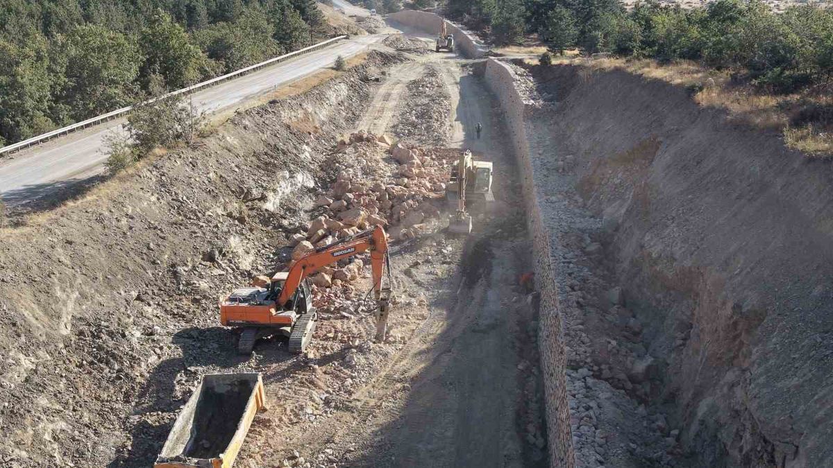 Eskişehir-Sarıcakaya karayolunda çöken istinat duvarı onarıldı, son durum havadan görüntülendi