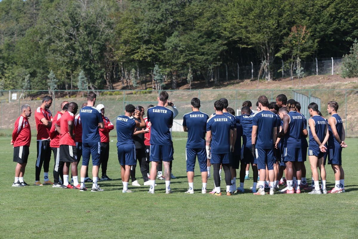 SMS Grup Sarıyer futbol takımı antrenman sırasında