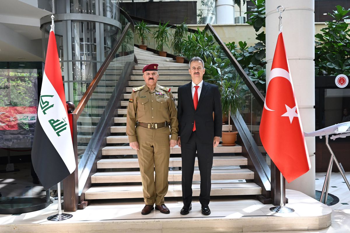 Savunma Sanayii Başkanı Prof. Dr. Haluk Görgün, Irak Silahlı Kuvvetleri Başkomutanlık Ofis Müdürü Orgeneral Abdulamir Kamil Al-Shammari ile Ankara'da bir görüşme gerçekleştiriyor.