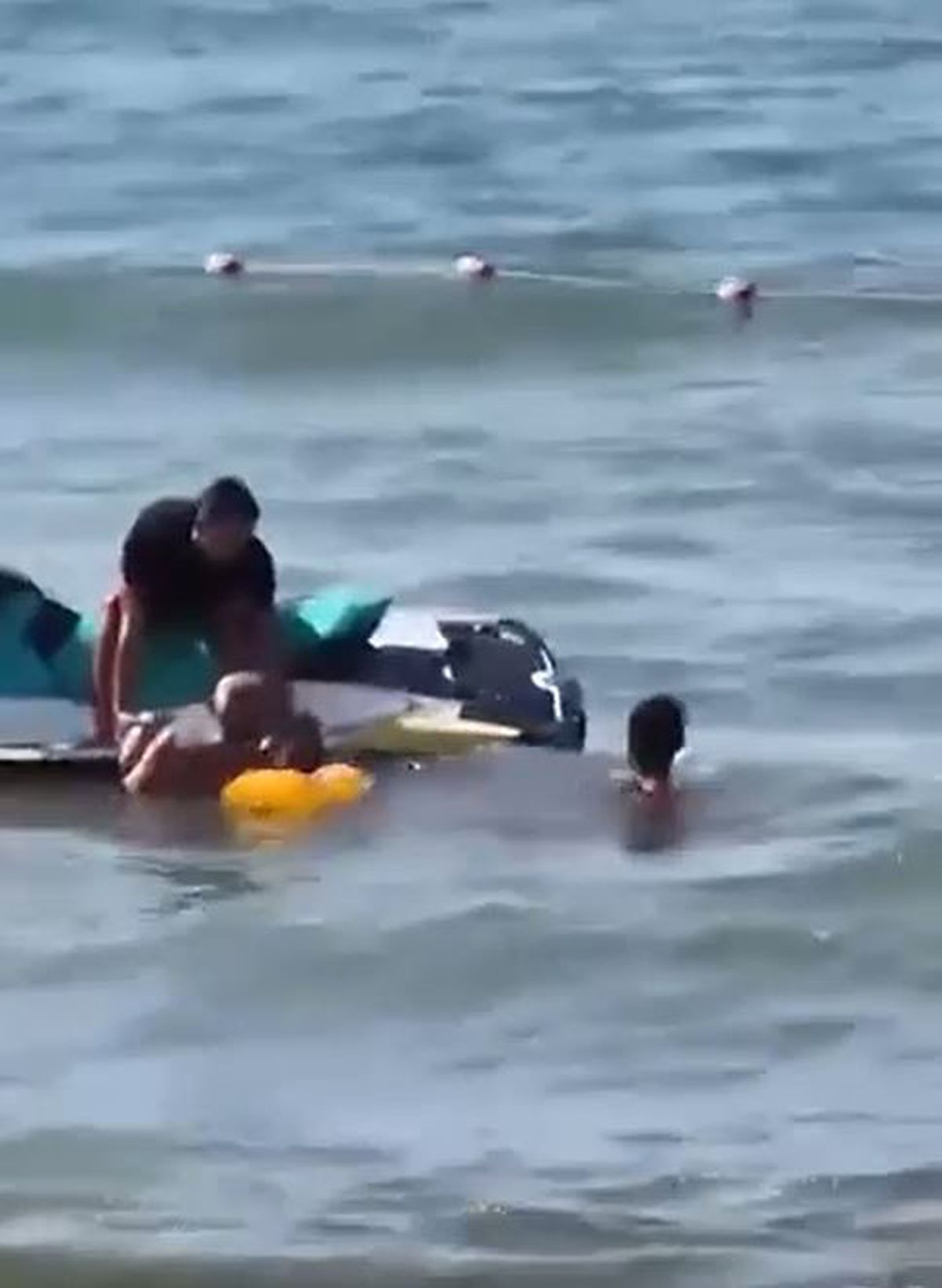 Silivri'de Boğulma Tehlikesi: Cankurtaran Kurtardı