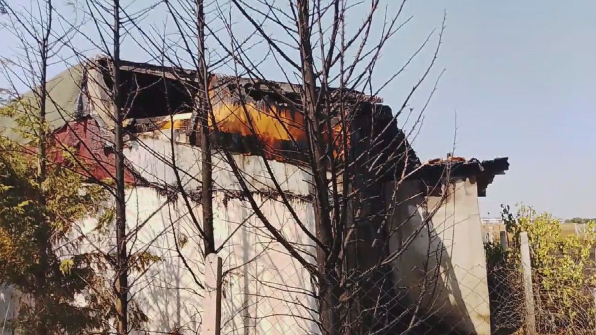 Silivri'de otluk alandaki yangın çiftlik evine sıçradı