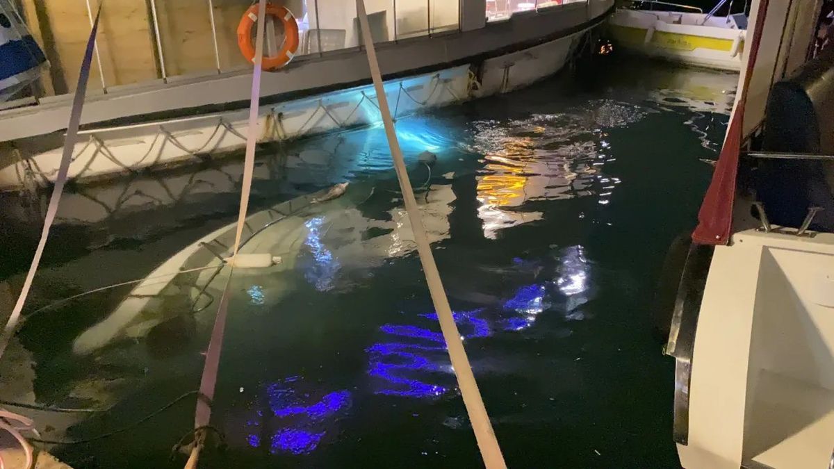 Sinop'ta Kıyıya Bağlı Tekne Bilinmeyen Nedenle Battı