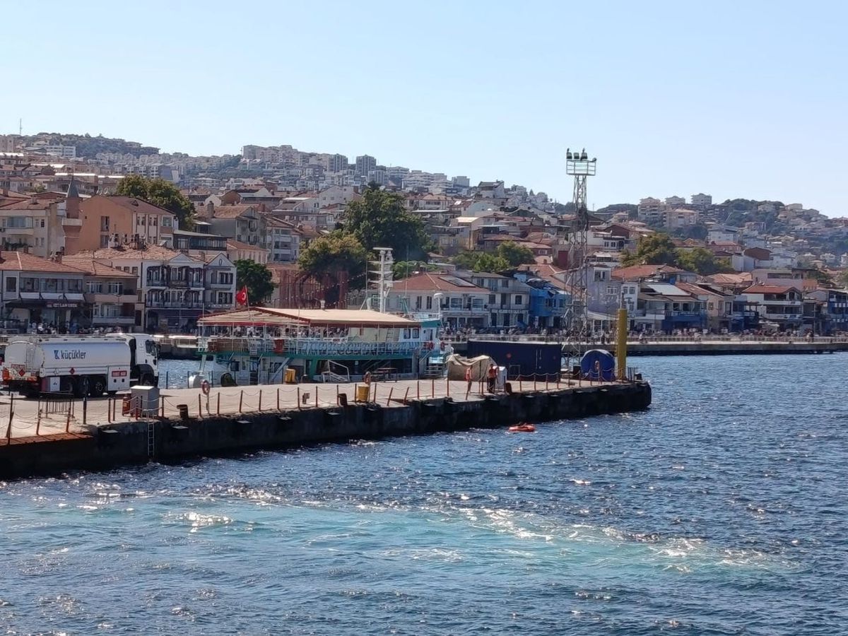 Bursa'nın Mudanya ilçesinde denizde şişme botla açılan bir çocuğun iskele görevlisi tarafından kurtarılması.